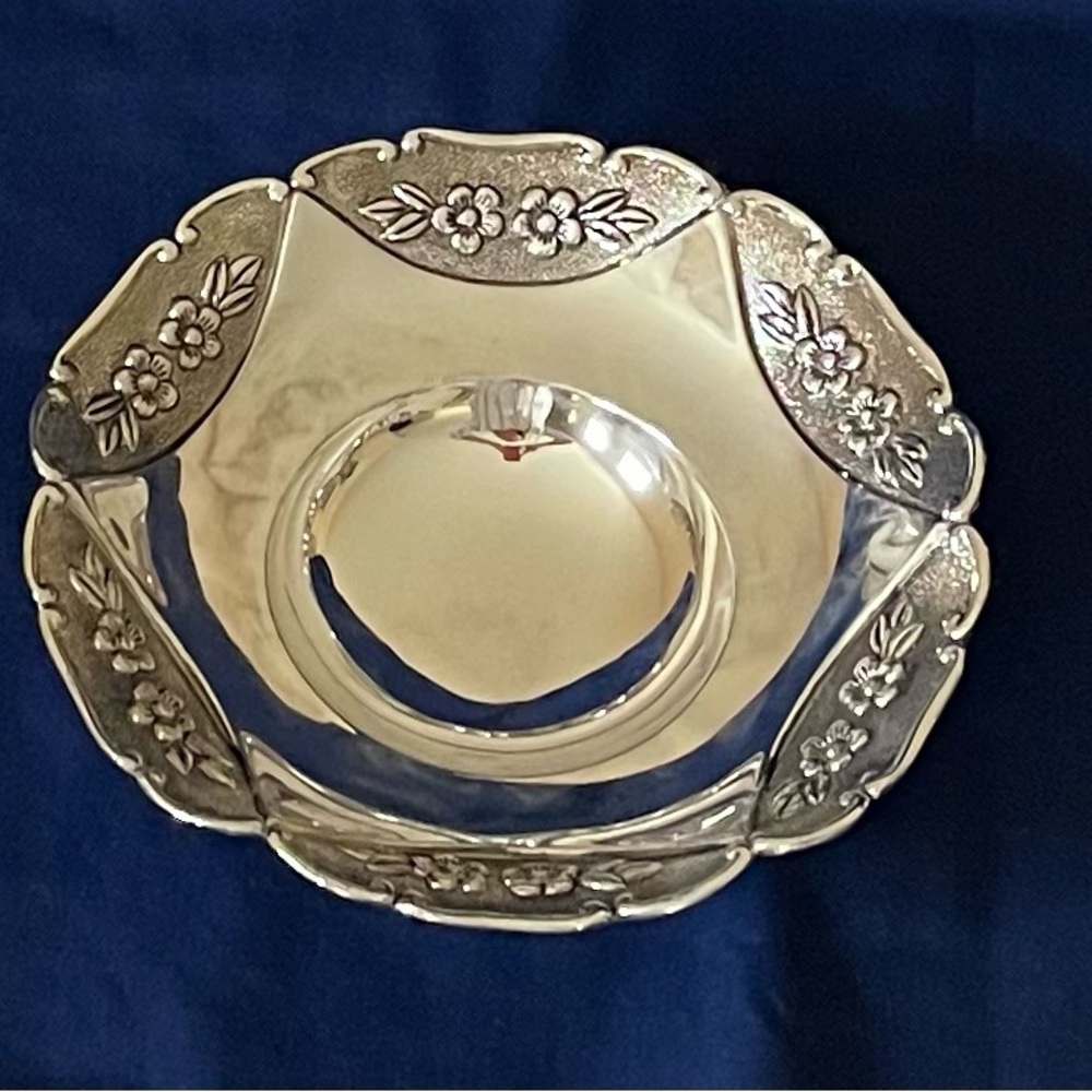 Godinger Silver Arts 3-Footed Floral Motif Bowl